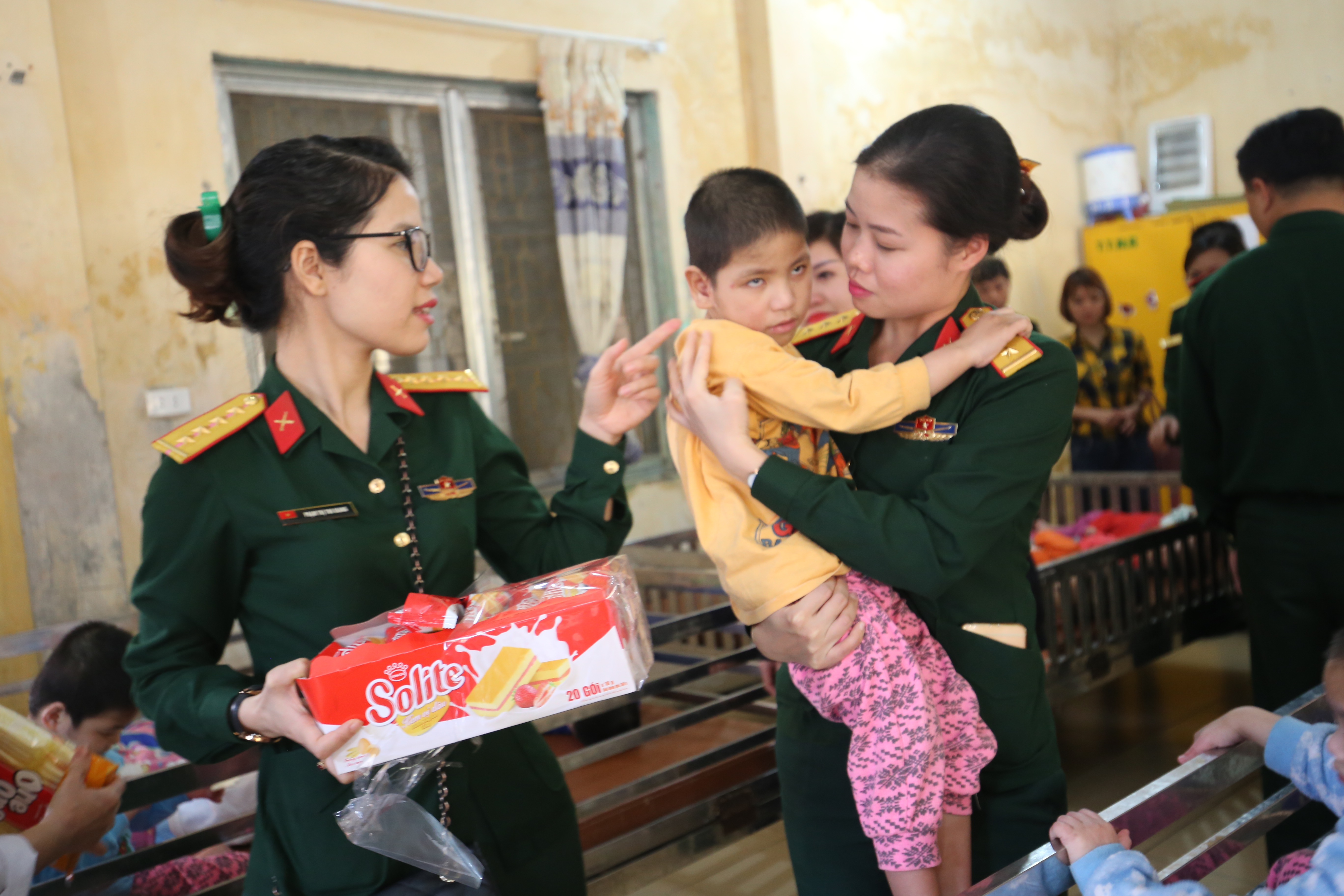 Thăm, tặng quà Trung tâm nuôi dưỡng người già và trẻ em tàn tật Thụy An